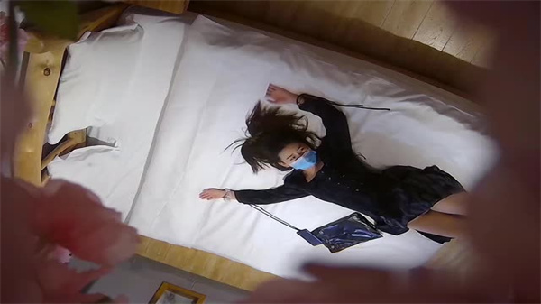 偷拍流出：热恋情侣宾馆开房激情啪啪，娇喘不断水声四溅