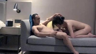 大叔调教年轻嫩妹，肤白水嫩温柔配合任你玩弄！