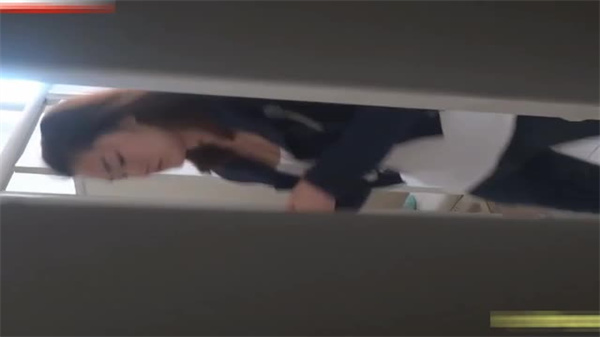 外网疯传！国内高校女厕偷拍实录，刺激视角全网首发！